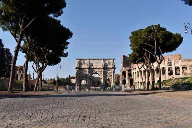 Coronavirus emergency, Colosseum and via Sacra deserti. In photo The Arch of Constantine. (CLAUDIO-SISTO-CORNACCHIONE Fotogramma, Rome - 2020-04-06) p.s. la foto e utilizzabile nel rispetto del contesto in cui e stata scattata, e senza intento diffamatorio del decoro delle persone rappresentate  Copyright: xCLAUDIO-SISTO-CORNACCHIONEx xFOTOGRAMMAx