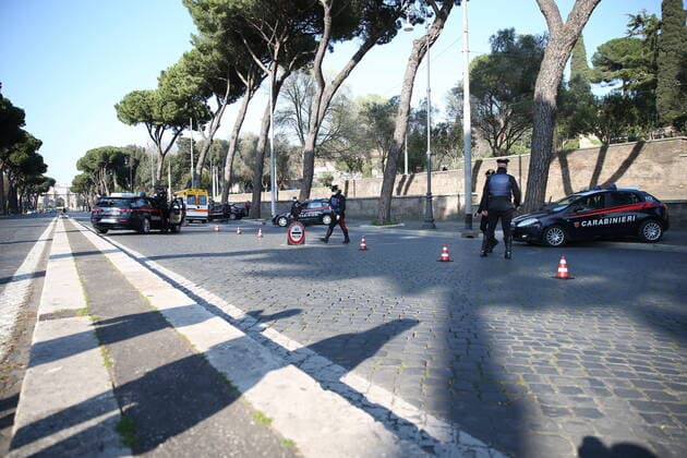 Rome coronavirus pictured a Carabinieri checkpoint near the Colosseum, lots of people around the city (Alberto Lo Bianco Fotogramma, Rome - 2020-04-06) p.s. la foto e utilizzabile nel rispetto del contesto in cui e stata scattata, e senza intento diffamatorio del decoro delle persone rappresentate  Copyright: xAlbertoxLoxBiancox xFOTOGRAMMAx