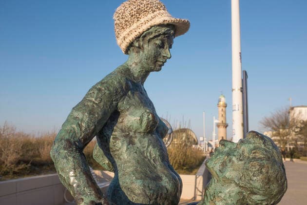 Der fast leere Ostseestrand in Warnemünde bei sonnigen Frühlingswetter. Wegen der Infektionsgefahr mit dem Coronavirus haben in den Ostseebädern alle Ladengeschäfte und Hotelanlagen geschlossen. Rostock Waenemünde