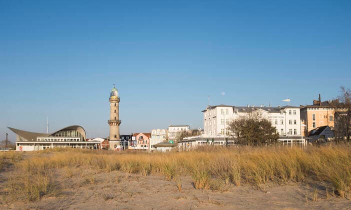 Der fast leere Ostseestrand in Warnemünde bei sonnigen Frühlingswetter. Wegen der Infektionsgefahr mit dem Coronavirus haben in den Ostseebädern alle Ladengeschäfte und Hotelanlagen geschlossen. Rostock Waenemünde