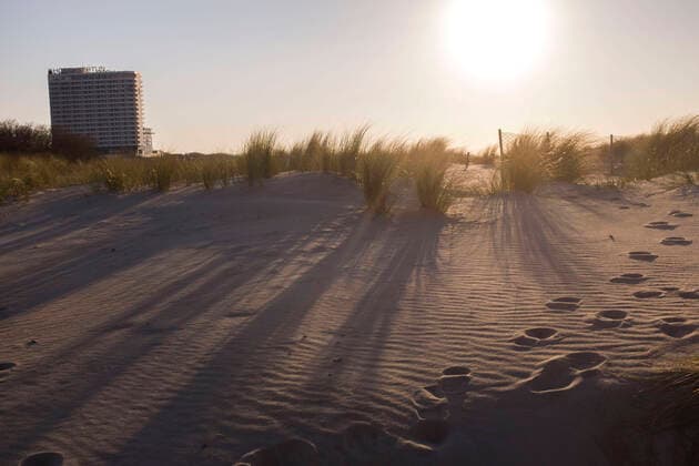 Der fast leere Ostseestrand in Warnemünde bei sonnigen Frühlingswetter. Wegen der Infektionsgefahr mit dem Coronavirus haben in den Ostseebädern alle Ladengeschäfte und Hotelanlagen geschlossen. Rostock Waenemünde