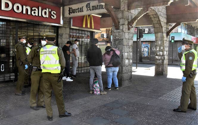 Temuco, April 6, 2020 Citizens of Temuco are controlled and detained in the city of Temuco during the quarantine against the coronavirus Hector Andrade Aton Chile, Temuco Chile Aton 410137  Copyright: HECTORxANDRADE ATONxCHILE