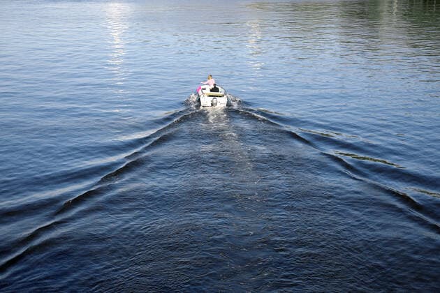 06.04.2020, Berlin - Deutschland. Auf der Spree macht sich ein Paar einen schönen Tag bei tollem Wetter, sie genießen die Fahrt auf ihrem Boot und fahren der Corona-Krise einfach davon.