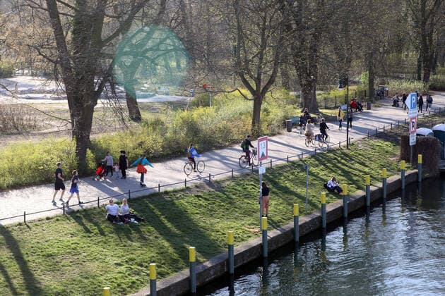06.04.2020, Berlin - Deutschland. Im Treptower Park genießen die Leute das schöne Wetter, sie spazieren oder radeln an der Spree entlang. Alle beachten die Abstandsregelung während der Corona-Krise.