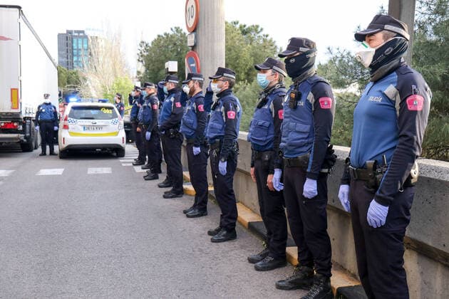 April 6, 2020, Madrid, MADRID, SPAIN: Illustration, tribute of the Local Police of Madrid to the workers of the M30 mortuary during the fourth week after the Government declared the state of alarm in Spain and recommended people to stay at home to fight coronavirus COVID-19 on April 06, 2020 in Madrid, Spain Madrid SPAIN - ZUMAa181 20200406_zaa_a181_002 Copyright: xOscarxJ.xBarrosox