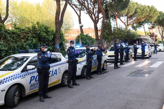 News Bilder des Tages April 6, 2020, Madrid, MADRID, SPAIN: Illustration, tribute of the Local Police of Madrid to the workers of the M30 mortuary during the fourth week after the Government declared the state of alarm in Spain and recommended people to stay at home to fight coronavirus COVID-19 on April 06, 2020 in Madrid, Spain Madrid SPAIN - ZUMAa181 20200406_zaa_a181_004 Copyright: xOscarxJ.xBarrosox