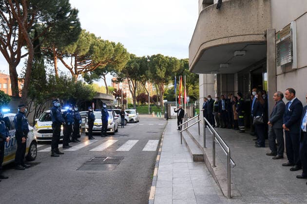 April 6, 2020, Madrid, MADRID, SPAIN: Illustration, tribute of the Local Police of Madrid to the workers of the M30 mortuary during the fourth week after the Government declared the state of alarm in Spain and recommended people to stay at home to fight coronavirus COVID-19 on April 06, 2020 in Madrid, Spain Madrid SPAIN - ZUMAa181 20200406_zaa_a181_008 Copyright: xOscarxJ.xBarrosox