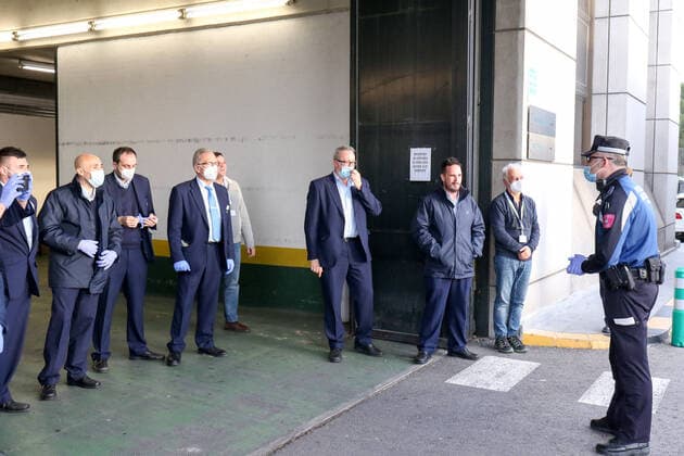 April 6, 2020, Madrid, MADRID, SPAIN: Illustration, tribute of the Local Police of Madrid to the workers of the M30 mortuary during the fourth week after the Government declared the state of alarm in Spain and recommended people to stay at home to fight coronavirus COVID-19 on April 06, 2020 in Madrid, Spain Madrid SPAIN - ZUMAa181 20200406_zaa_a181_017 Copyright: xOscarxJ.xBarrosox