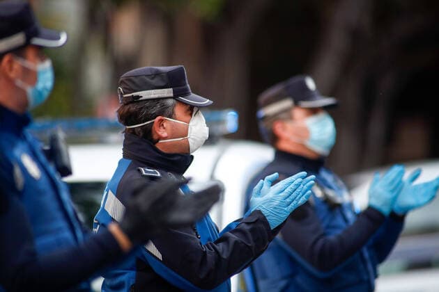 April 6, 2020, Madrid, MADRID, SPAIN: Illustration, tribute of the Local Police of Madrid to the workers of the M30 mortuary during the fourth week after the Government declared the state of alarm in Spain and recommended people to stay at home to fight coronavirus COVID-19 on April 06, 2020 in Madrid, Spain Madrid SPAIN - ZUMAa181 20200406_zaa_a181_034 Copyright: xOscarxJ.xBarrosox
