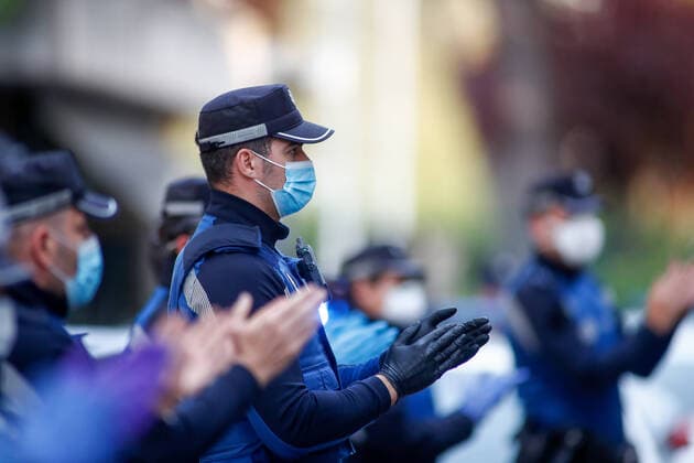 April 6, 2020, Madrid, MADRID, SPAIN: Illustration, tribute of the Local Police of Madrid to the workers of the M30 mortuary during the fourth week after the Government declared the state of alarm in Spain and recommended people to stay at home to fight coronavirus COVID-19 on April 06, 2020 in Madrid, Spain Madrid SPAIN - ZUMAa181 20200406_zaa_a181_039 Copyright: xOscarxJ.xBarrosox