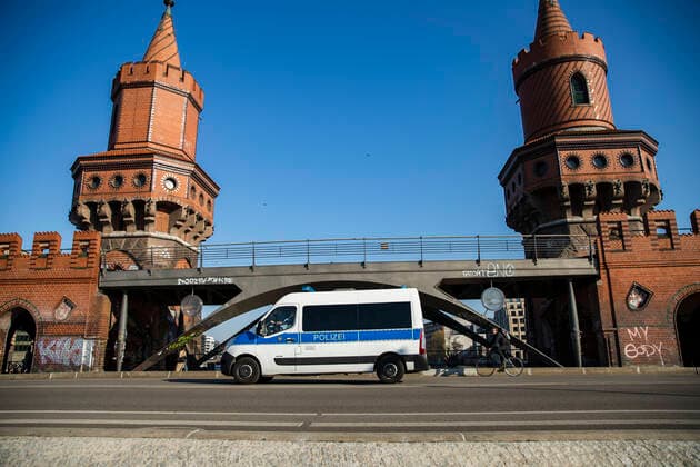 Ein Polizeiwagen auf dem Oberbaumbruecke in Berlin am 6. April 2020. Um die Verbreitung des Coronavirus (SARS-CoV-2) zu verlangsamen beschlossen Bund und Laender weitere Restriktionen. Nachdem Museen, Theatern, Sportveranstaltungen usw verboten wurden sind seit einigen Tagen weitere verschaerfte Massnahmen in Kraft getreten wie z.B. Verbot von Versammlungen in der Oeffentlichkeit mit mehr als zwei Personen, Einhaltung von Mindestabstand zwischen Personen und Schliessung von Gastronomiebetrieben mit Ausnahme von Abholung und Lieferung. Coronavirus in Berlin