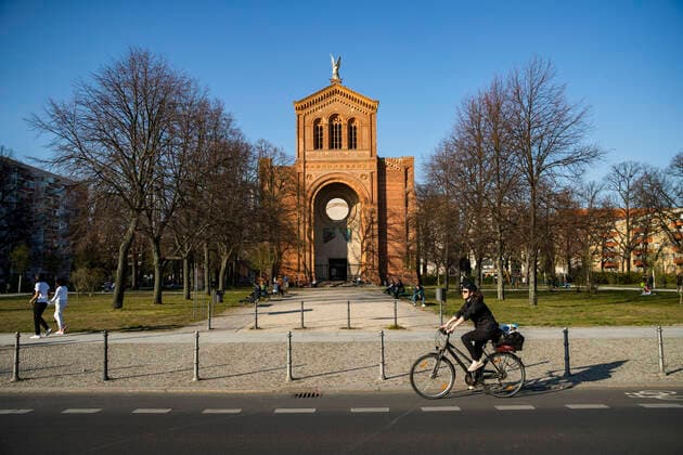 Menschen geniessen die Sonne am Michaelskirchplatz Berlin am 6. April 2020. Um die Verbreitung des Coronavirus (SARS-CoV-2) zu verlangsamen beschlossen Bund und Laender weitere Restriktionen. Nachdem Museen, Theatern, Sportveranstaltungen usw verboten wurden sind seit einigen Tagen weitere verschaerfte Massnahmen in Kraft getreten wie z.B. Verbot von Versammlungen in der Oeffentlichkeit mit mehr als zwei Personen, Einhaltung von Mindestabstand zwischen Personen und Schliessung von Gastronomiebetrieben mit Ausnahme von Abholung und Lieferung. Coronavirus in Berlin