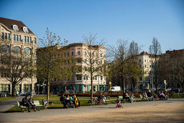 Menschen geniessen die Sonne am Oranienplatz in Berlin am 6. April 2020. Um die Verbreitung des Coronavirus (SARS-CoV-2) zu verlangsamen beschlossen Bund und Laender weitere Restriktionen. Nachdem Museen, Theatern, Sportveranstaltungen usw verboten wurden sind seit einigen Tagen weitere verschaerfte Massnahmen in Kraft getreten wie z.B. Verbot von Versammlungen in der Oeffentlichkeit mit mehr als zwei Personen, Einhaltung von Mindestabstand zwischen Personen und Schliessung von Gastronomiebetrieben mit Ausnahme von Abholung und Lieferung. Coronavirus in Berlin