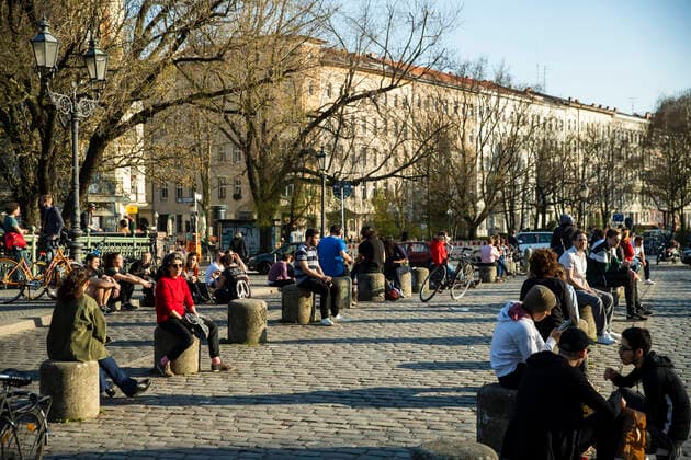 Menschen geniessen die Sonne auf der Admiralbruecke in Berlin am 6. April 2020. Um die Verbreitung des Coronavirus (SARS-CoV-2) zu verlangsamen beschlossen Bund und Laender weitere Restriktionen. Nachdem Museen, Theatern, Sportveranstaltungen usw verboten wurden sind seit einigen Tagen weitere verschaerfte Massnahmen in Kraft getreten wie z.B. Verbot von Versammlungen in der Oeffentlichkeit mit mehr als zwei Personen, Einhaltung von Mindestabstand zwischen Personen und Schliessung von Gastronomiebetrieben mit Ausnahme von Abholung und Lieferung. Coronavirus in Berlin