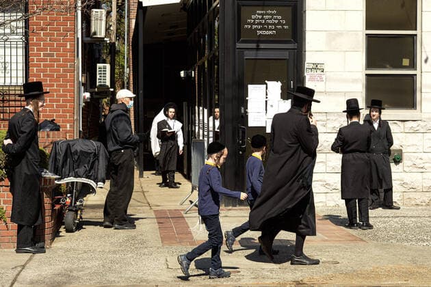 April 6, 2020, New York Brooklyn Borough, USA: Dozens Orthodox Jewish community gathered outside the synagogues in violation of the states social distancing rules. The Orthodox Jewish neighborhood which has seen an upsurge of (COVID-19) patients during the pandemic.04 06 20. New York Brooklyn Borough New York Brooklyn Borough USA - ZUMAs252 20200406_znp_s252_007 Copyright: xMarcusxSantosx