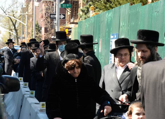 April 6, 2020, New York Brooklyn Borough, USA: Dozens Orthodox Jewish community gathered outside the synagogues in violation of the states social distancing rules. The Orthodox Jewish neighborhood which has seen an upsurge of (COVID-19) patients during the pandemic.04 06 20. New York Brooklyn Borough New York Brooklyn Borough USA - ZUMAs252 20200406_znp_s252_009 Copyright: xMarcusxSantosx