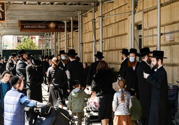 April 6, 2020, New York Brooklyn Borough, USA: Dozens Orthodox Jewish community gathered outside the synagogues in violation of the states social distancing rules. The Orthodox Jewish neighborhood which has seen an upsurge of (COVID-19) patients during the pandemic.04 06 20. New York Brooklyn Borough New York Brooklyn Borough USA - ZUMAs252 20200406_znp_s252_011 Copyright: xMarcusxSantosx