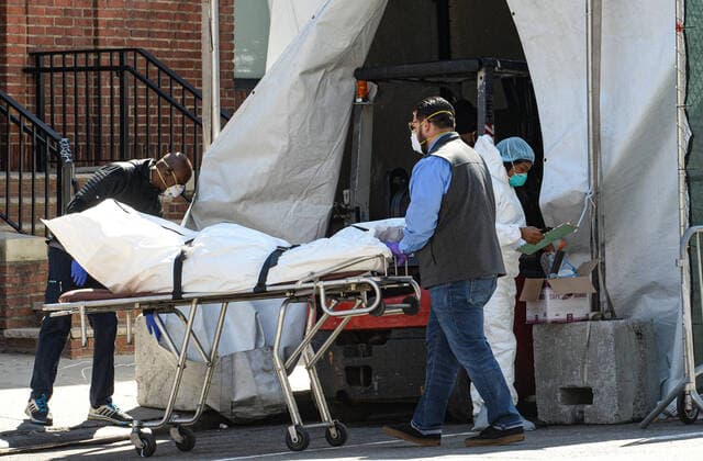 April 6, 2020, New York Brooklyn Borough, USA: Funeral home collecting from the Hospital the body of the coronavirus victim Brooklyn Hospital Center New York Brooklyn Borough USA - ZUMAs252 20200406_znp_s252_016 Copyright: xMarcusxSantosx