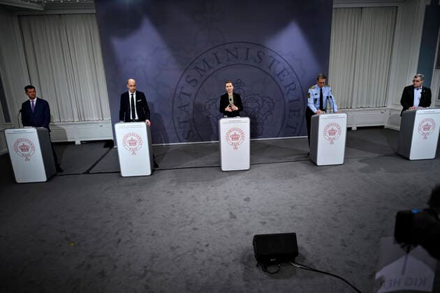 Statsminister Mette Frederiksen (S) samt direktoer i Sundhedsstyrelsen Soeren Brostroem, sundheds- og aeldreminister Magnus Heunicke (S), rigspolitichef i Rigspolitiet Thorkild Fogde og faglig direktoer for Infektionsberedskab i Statens Serum Institut Kaare Moelbak, da statsministeren afholder pressemoede om COVID-19 i Danmark i Spejlsalen i Statsministeriet mandag den 6. april 2020.. , Copenhagen Denmark Copyright: PhilipxDavali PhilipxDavalix cop222 spdk20200406-230105-L