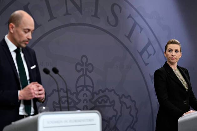 Sundheds- og aeldreminister Magnus Heunicke (S) og statsminister Mette Frederiksen (S), da statsministeren afholder pressemoede om COVID-19 i Danmark i Spejlsalen i Statsministeriet mandag den 6. april 2020.. , Copenhagen Denmark Copyright: PhilipxDavali PhilipxDavalix cop222 spdk20200406-230218-L