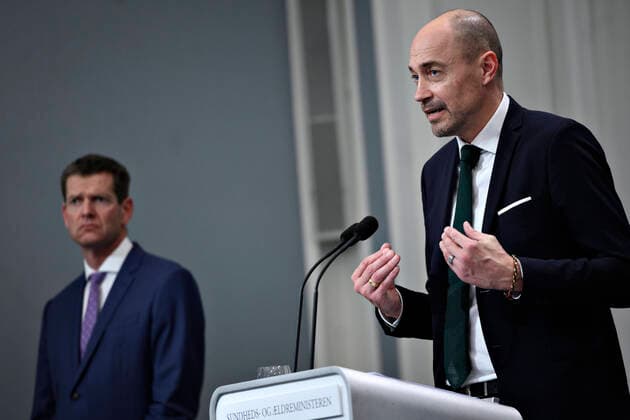 Sundhedsstyrelsen Soeren Brostroem og sundheds- og aeldreminister Magnus Heunicke (S), da statsministeren afholder pressemoede om COVID-19 i Danmark i Spejlsalen i Statsministeriet mandag den 6. april 2020.. , Copenhagen Denmark Copyright: PhilipxDavali PhilipxDavalix cop222 spdk20200406-230314-L