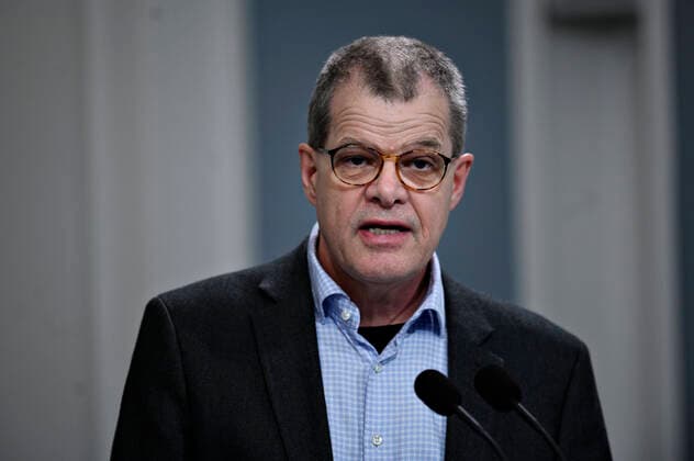 Faglig direktoer for Infektionsberedskab i Statens Serum Institut Kaare Moelbak, da statsminister Mette Frederiksen (S) afholder pressemoede om COVID-19 i Danmark i Spejlsalen i Statsministeriet mandag den 6. april 2020.. , Copenhagen Denmark Copyright: PhilipxDavali PhilipxDavalix cop222 spdk20200406-230554-L