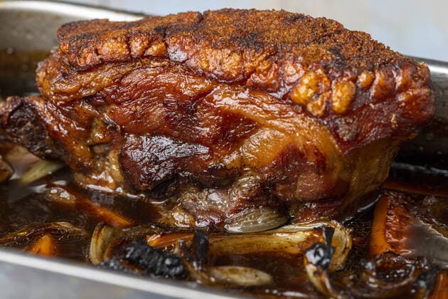 bayerischer Schweinebraten in Auflaufform *** Bavarian roast pork in casserole dish 1035306377