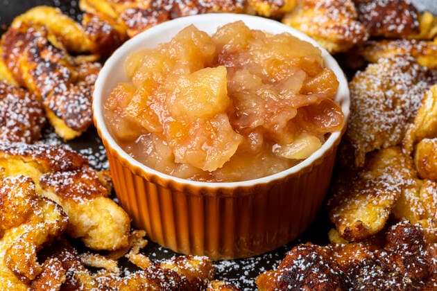 Portion frischer Kaiserschmarrn in einer Pfanne *** Portion of fresh Kaiserschmarrn in a pan 1035306246