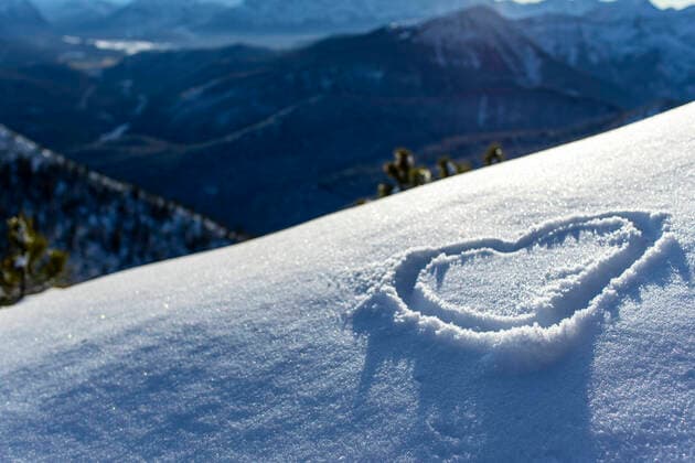Herz im Neuschnee gezeichnet *** Heart drawn in fresh snow 1035306310