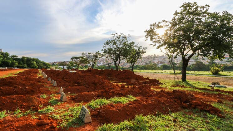 SOROCABA, SP - 06.04.2020: ENTERRO DE SUSPEITA DE COVID 19 - The body of an elderly woman, suspected of COVID-19 (new coronavirus) is buried in the late afternoon, almost Monday night (6) at the Santo Antônio Cemetery in Sorocaba (SP). More than 80 new graves have been opened at the site. The coverios are working in shifts and each one has only one PPE kit that they need to clean every day. According to the city hall, Sorocaba has so far 16 suspected deaths, 3 confirmed deaths and 25 confirmed cases and 336 awaiting results. x1902049x  CaduxRolim