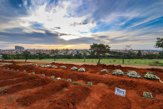 News Bilder des Tages SOROCABA, SP - 06.04.2020: ENTERRO DE SUSPEITA DE COVID 19 - The body of an elderly woman, suspected of COVID-19 (new coronavirus) is buried in the late afternoon, almost Monday night (6) at the Santo Antônio Cemetery in Sorocaba (SP). More than 80 new graves have been opened at the site (photo). The coverios are working in shifts and each one has only one PPE kit that they need to clean every day. According to the city hall, Sorocaba has so far 16 suspected deaths, 3 confirmed deaths and 25 confirmed cases and 336 awaiting results. x1902056x  CaduxRolim