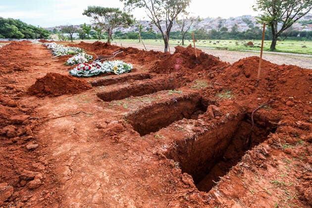 SOROCABA, SP - 06.04.2020: ENTERRO DE SUSPEITA DE COVID 19 - The body of an elderly woman, suspected of COVID-19 (new coronavirus) is buried in the late afternoon, almost Monday night (6) at the Santo Antônio Cemetery in Sorocaba (SP). More than 80 new graves have been opened at the site (photo). The coverios are working in shifts and each one has only one PPE kit that they need to clean every day. According to the city hall, Sorocaba has so far 16 suspected deaths, 3 confirmed deaths and 25 confirmed cases and 336 awaiting results. x1902058x  CaduxRolim