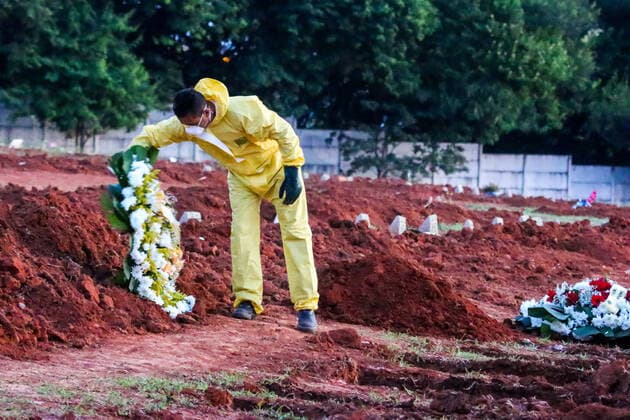 SOROCABA, SP - 06.04.2020: ENTERRO DE SUSPEITA DE COVID 19 - The body of an elderly woman, suspected of COVID-19 (new coronavirus) is buried in the late afternoon, almost Monday night (6) at the Santo Antônio Cemetery in Sorocaba (SP). More than 80 new graves have been opened at the site. The coverios are working in shifts and each one has only one PPE kit that they need to clean every day. According to the city hall, Sorocaba has so far 16 suspected deaths, 3 confirmed deaths and 25 confirmed cases and 336 awaiting results. x1902067x  CaduxRolim