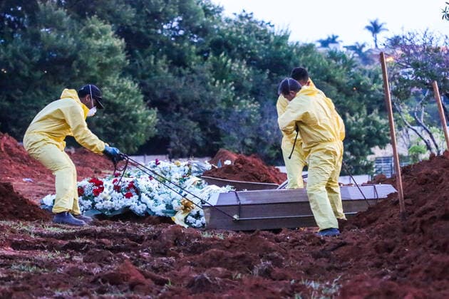 SOROCABA, SP - 06.04.2020: ENTERRO DE SUSPEITA DE COVID 19 - The body of an elderly woman, suspected of COVID-19 (new coronavirus) is buried in the late afternoon, almost Monday night (6) at the Santo Antônio Cemetery in Sorocaba (SP). More than 80 new graves have been opened at the site. The coverios are working in shifts and each one has only one PPE kit that they need to clean every day. According to the city hall, Sorocaba has so far 16 suspected deaths, 3 confirmed deaths and 25 confirmed cases and 336 awaiting results. x1902072x  CaduxRolim
