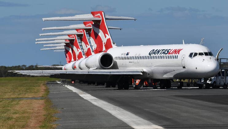 Fluggesellschaft Qantas gibt umfangreichen Stellenabbau bekannt AUSTRALIA CORONAVIRUS COVID-19, Grounded Qantas aircraft are seen parked at Brisbane Airport in Brisbane, Tuesday, April 7, 2020. Brisbane Airport Corporation (BAC) is working with airlines by accommodating up to 100 grounded aircraft free of charge in response to government-mandated travel restrictions that have grounded a significant proportion of Australia s airline fleet because of the Coronavirus (COVID-19). ( NO ARCHIVING, EDITORIAL USE ONLY, NO USE IN BOOKS WITHOUT CONSENT BRISBANE QLD AUSTRALIA  Copyright: xDARRENxENGLANDx 20200407001462120791