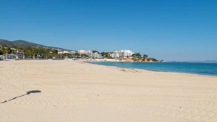 20200406 Palma de Mallorca under Corona Close down PALMA DE MALLORCA, SPAIN - APRIL 6 2020 : Palma Nova beach at - Palma de Mallorca under Corona Close down on April 6, 2020 in Palma de Mallorca, . Palma de Mallorca Baleares Spain