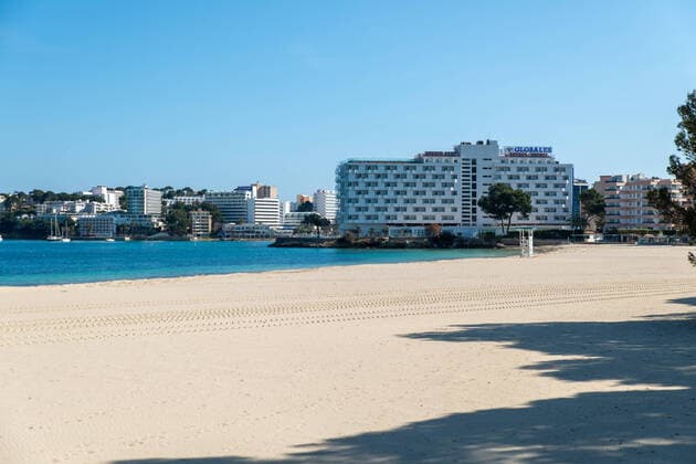 20200406 Palma de Mallorca under Corona Close down PALMA DE MALLORCA, SPAIN - APRIL 6 2020 : Palma Nova beach at - Palma de Mallorca under Corona Close down on April 6, 2020 in Palma de Mallorca, . Palma de Mallorca Baleares Spain