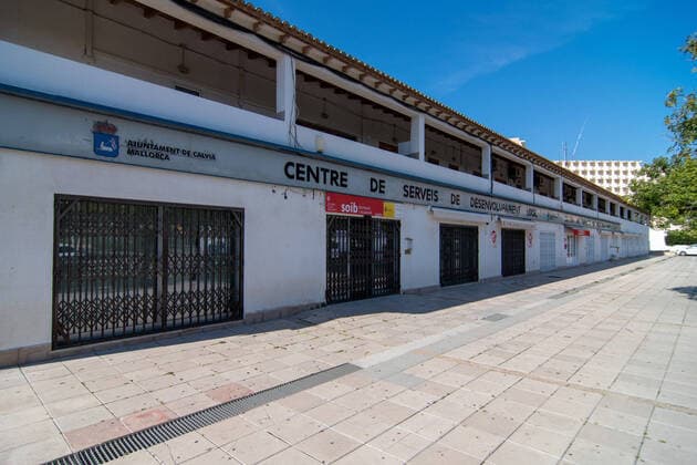 20200406 Palma de Mallorca under Corona Close down PALMA DE MALLORCA, SPAIN - APRIL 6 2020 : employment office in Calvia at - Palma de Mallorca under Corona Close down on April 6, 2020 in Palma de Mallorca, . Palma de Mallorca Baleares Spain