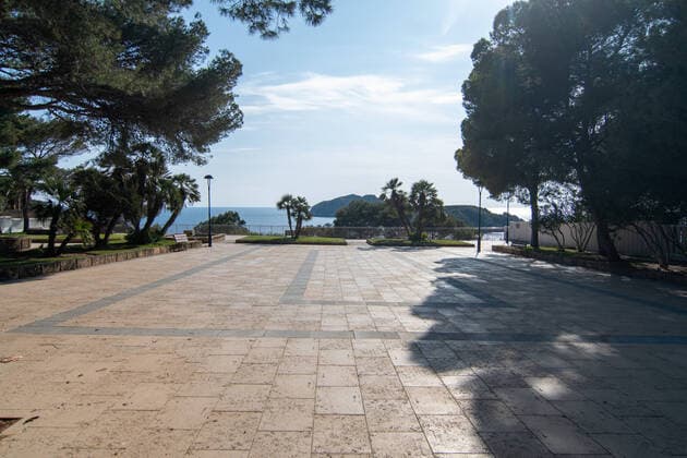 20200406 Palma de Mallorca under Corona Close down PALMA DE MALLORCA, SPAIN - APRIL 6 2020 : Public park in Santa Ponsa at - Palma de Mallorca under Corona Close down on April 6, 2020 in Palma de Mallorca, . Palma de Mallorca Baleares Spain