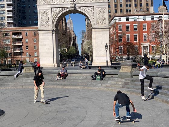 April 6, 2020, New York, New York, USA: New Yorkers enjoy beautiful spring weather in Washington Square Park despite the COVID 19 pandemic and social distance stay home isolation advice..April 6, 2020 New York USA - ZUMAm57_ 20200406_zaf_m57_003 Copyright: xJohnxMarshallxMantelx