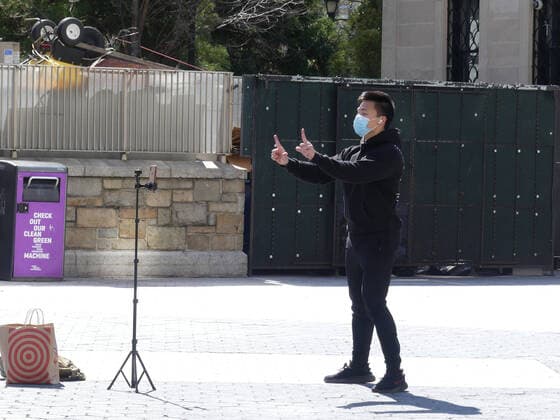 April 6, 2020, New York, New York, USA: New Yorkers enjoy the beautiful spring weather despite the COVID 19 pandemic and social distance stay home isolation advice..Union Square, April 6, 2020 New York USA - ZUMAm57_ 20200406_zaf_m57_016 Copyright: xJohnxMarshallxMantelx
