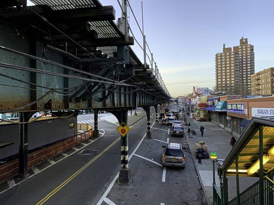April 6, 2020, International, Bronx,New York,USA: (NEW) Covid-19:Movement in Bronx. April 6,2020,Bronx,New York,USA: Movement of people on the streets,subway station during Coronavirus pandemic in Bronx,New York city. ..Credit: Thenews2 International - ZUMAn293 20200406_znp_n293_023 Copyright: xNiyixFotex