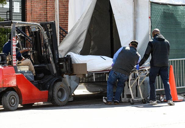 April 6, 2020, New York, New York, USA: A forklift lifts a dead body of a Coronavirus victim from the Brooklyn Hospital. New York USA - ZUMAs252 20200406_znp_s252_014 Copyright: xMarcusxSantosx