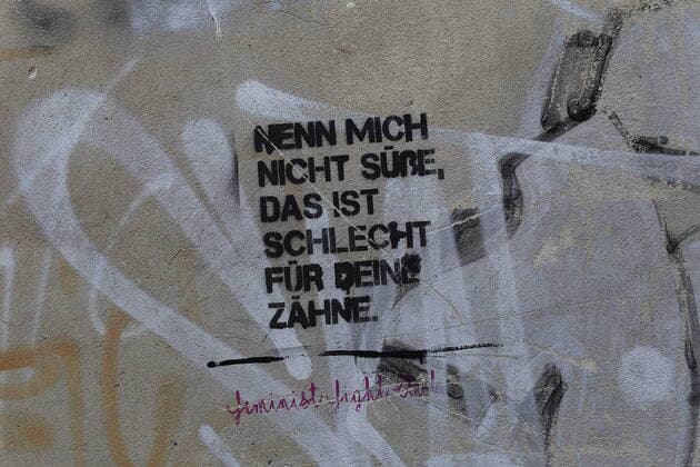 Nenn mich nicht Süße, das ist schlecht für deine Zähne Feminist Fight Club Graffiti in Potsdam, 6. April 2020. Feminist Fight Club