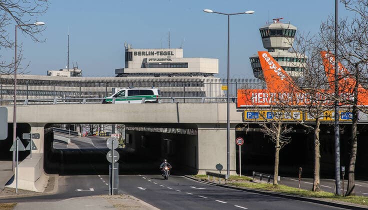 Coronavirus in Berlin Berlin, 06.04.2020, Flughafen Tegel. Wegen der Massnahmen zur Eindaemmung des Coronavirus sind ungewoehnlich wenig Autos auf der Zuufahrt zum Flughafen unterwegs. Berlin Berlin Deutschland Flughafen Tegel
