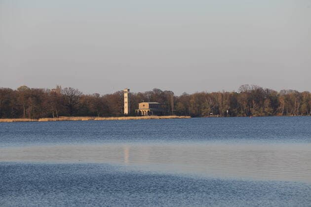 Blick über den Jungfernsee auf die Heilandskirche in Potsdam Sacrow, 6. April 2020. Heilandskirche