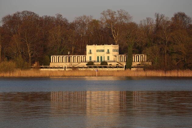 Blick von Potsdam über die Havel auf das Casino im Park Glienicke in Berlin, 6. April 2020. Casino Glienicke