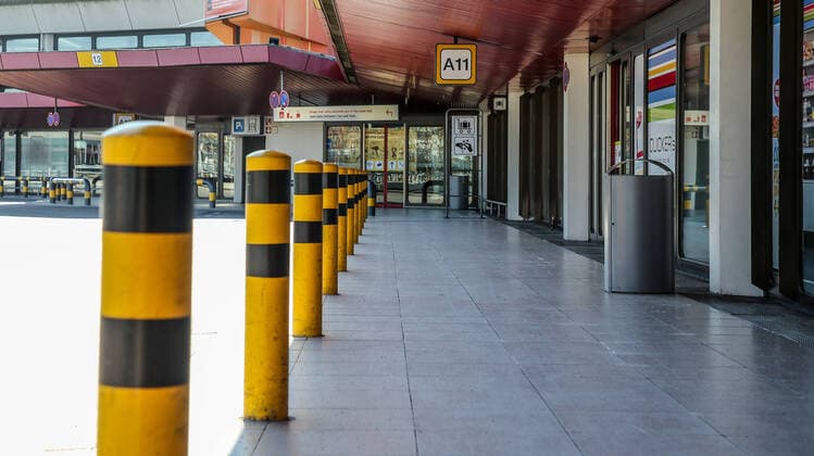 Coronavirus in Berlin Berlin, 06.04.2020, Flughafen Tegel. Wegen der Massnahmen zur Eindaemmung des Coronavirus sind keine Fluggaeste unterwegs. Der eigentlich stets ueberfuellte Haltebereich vor Terminal A ist verlassen. Der Fussweg ist menschenleer. Berlin Berlin Deutschland Flughafen Tegel