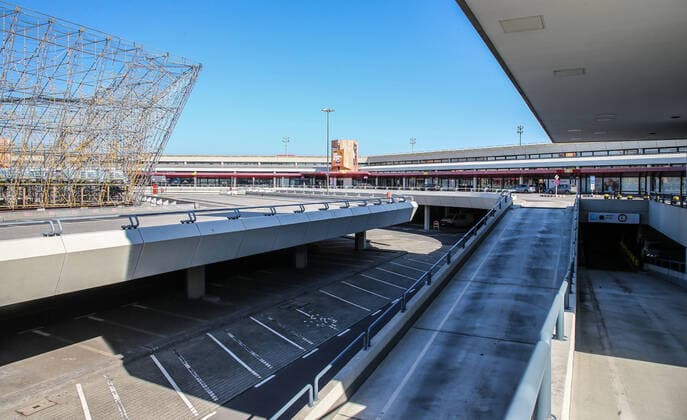 Coronavirus in Berlin Berlin, 06.04.2020, Flughafen Tegel. Wegen der Massnahmen zur Eindaemmung des Coronavirus sind alle Kurzzeit Parkplaetze im Innenring leer. Kein Auto befindet sich auf der Zufahrt zum P1. Berlin Berlin Deutschland Flughafen Tegel