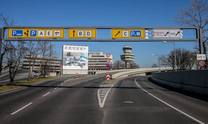 Coronavirus in Berlin Berlin, 06.04.2020, Flughafen Tegel. Wegen der Massnahmen zur Eindaemmung des Coronavirus sind ungewoehnlich wenig Autos auf der Zufahrt zum Flughafen unterwegs. Berlin Berlin Deutschland Flughafen Tegel